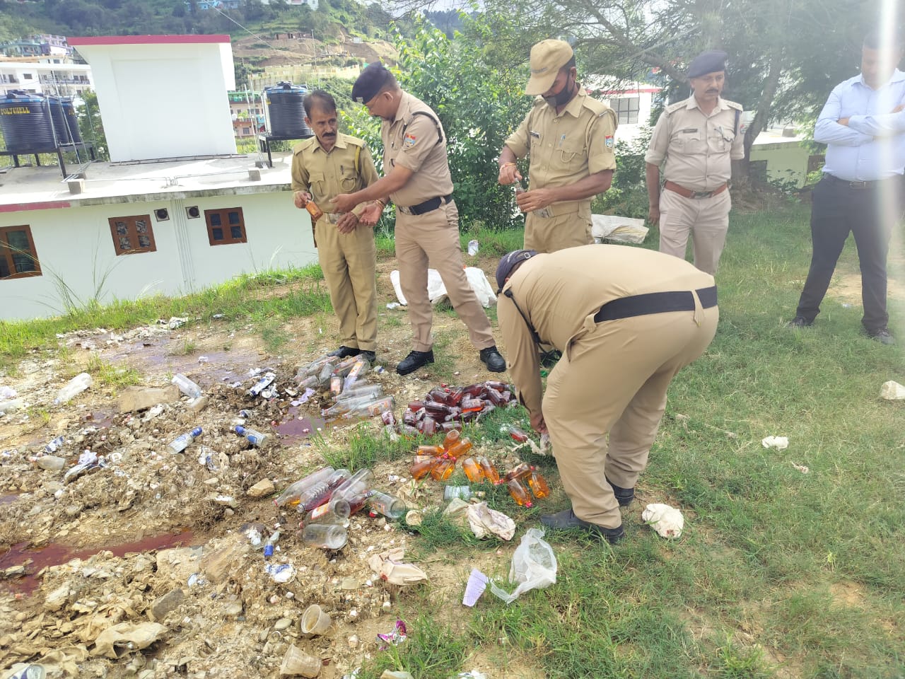 रीठा साहिब पुलिस की बड़ी कार्रवाई, 42 लीटर अवैध शराब नष्ट – शराब माफियाओं में हड़कंप