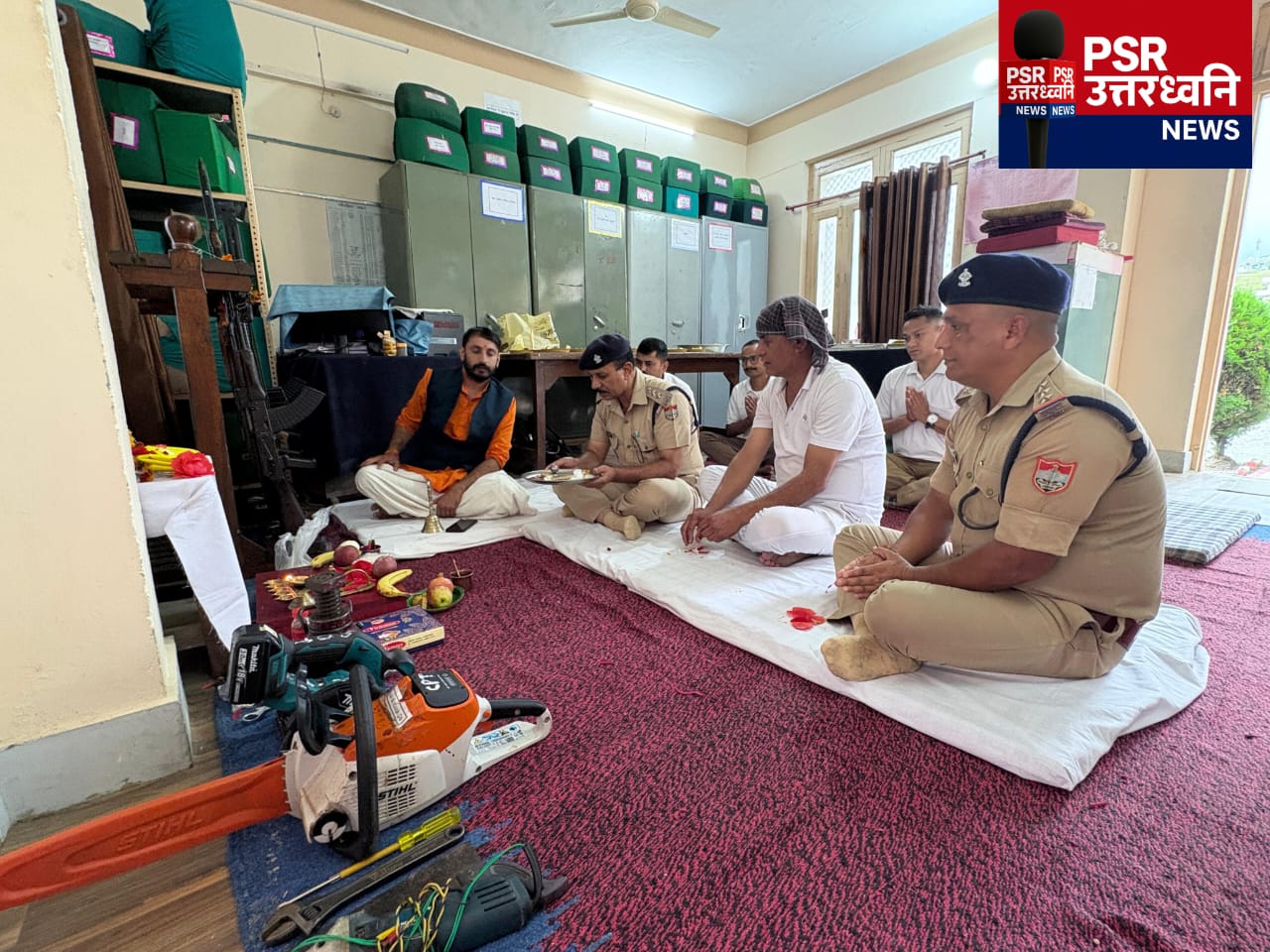चम्पावत में यातायात व्यवस्था दुरुस्त, पुलिस ने विश्वकर्मा पूजन व साइबर सुरक्षा अभियान से जोड़ा जन जागरूकता का संदेश     रोड अपडेट।  ट्रैफिक प्लान राष्ट्रीय राजमार्ग NH-09 चंपावत–टनकपुर मार्ग छोटे-बड़े वाहनों के लिए खुला है।